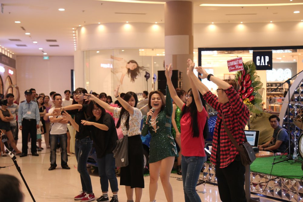 Hinh anh Hai Yen Idol mac do bo sat, nhay cuc sung trong su kien