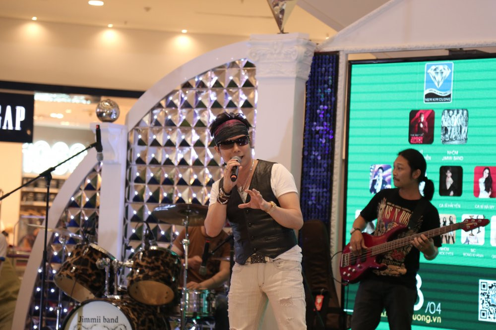 Hinh anh Hai Yen Idol mac do bo sat, nhay cuc sung trong su kien 4