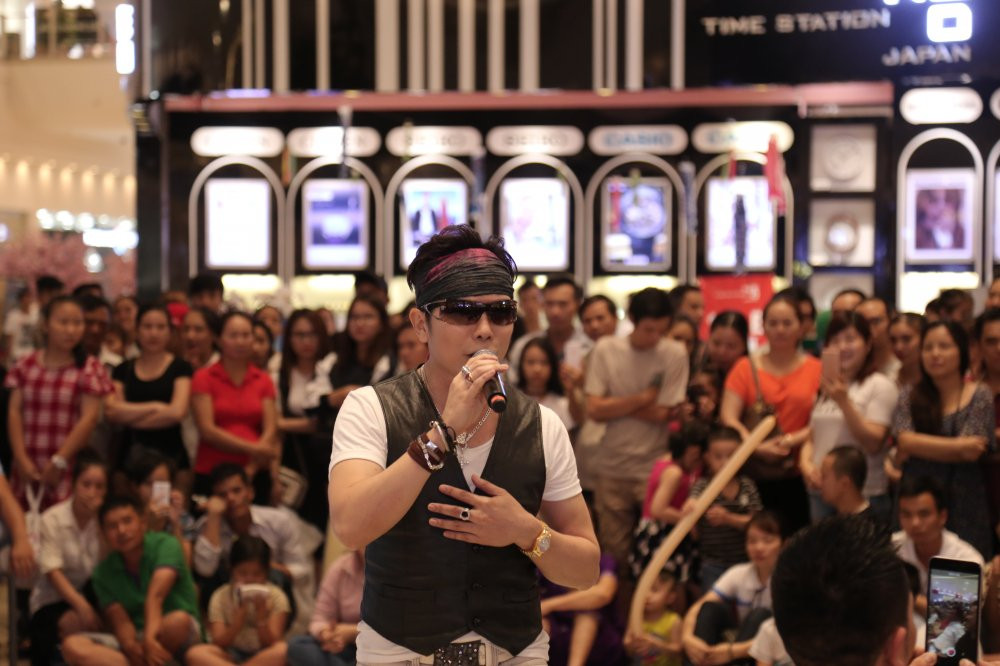 Hinh anh Hai Yen Idol mac do bo sat, nhay cuc sung trong su kien 5