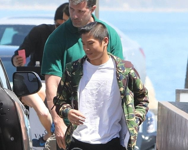 pax-thien-di-an-trua-cung-me-angelina-jolie