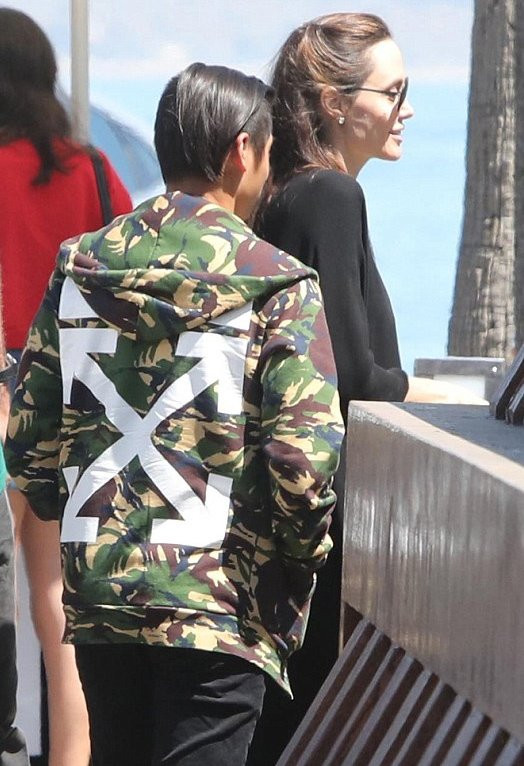 pax-thien-di-an-trua-cung-me-angelina-jolie-1