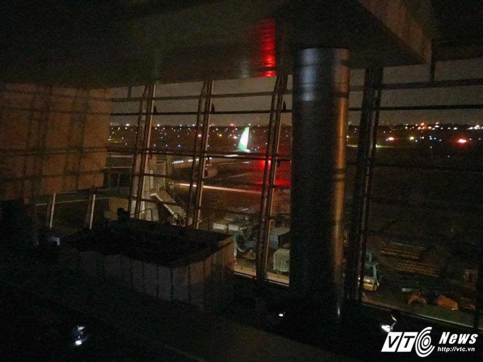 Hinh anh Video: San bay Tan Son Nhat gap su co cup dien vao rang sang