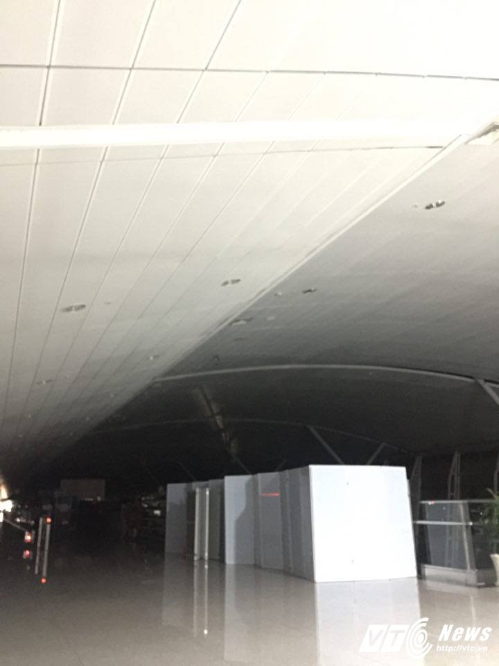 Hinh anh Video: San bay Tan Son Nhat gap su co cup dien vao rang sang 3