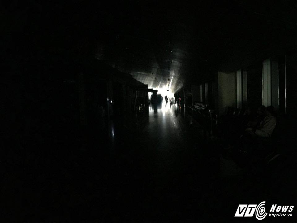 Hinh anh Video: San bay Tan Son Nhat gap su co cup dien vao rang sang 3