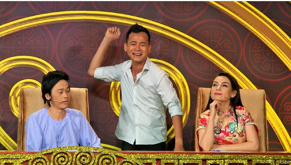 Hinh anh Hoài Linh phan ung ra sao khi bi Phi Nhung doi hon?