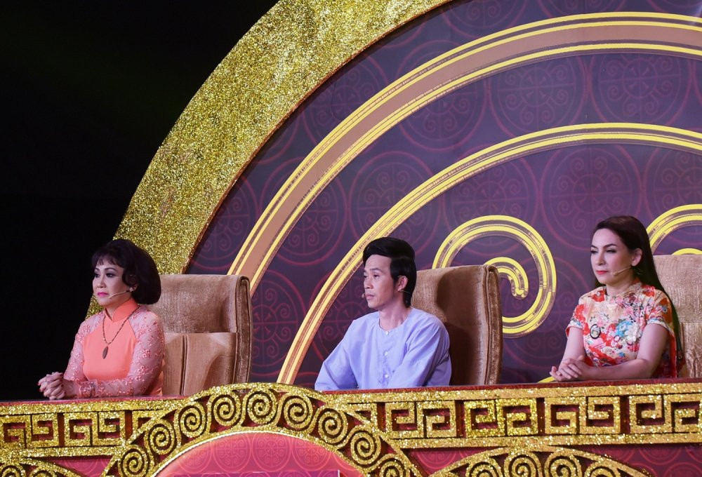 Hinh anh Hoài Linh phan ung ra sao khi bi Phi Nhung doi hon? 3