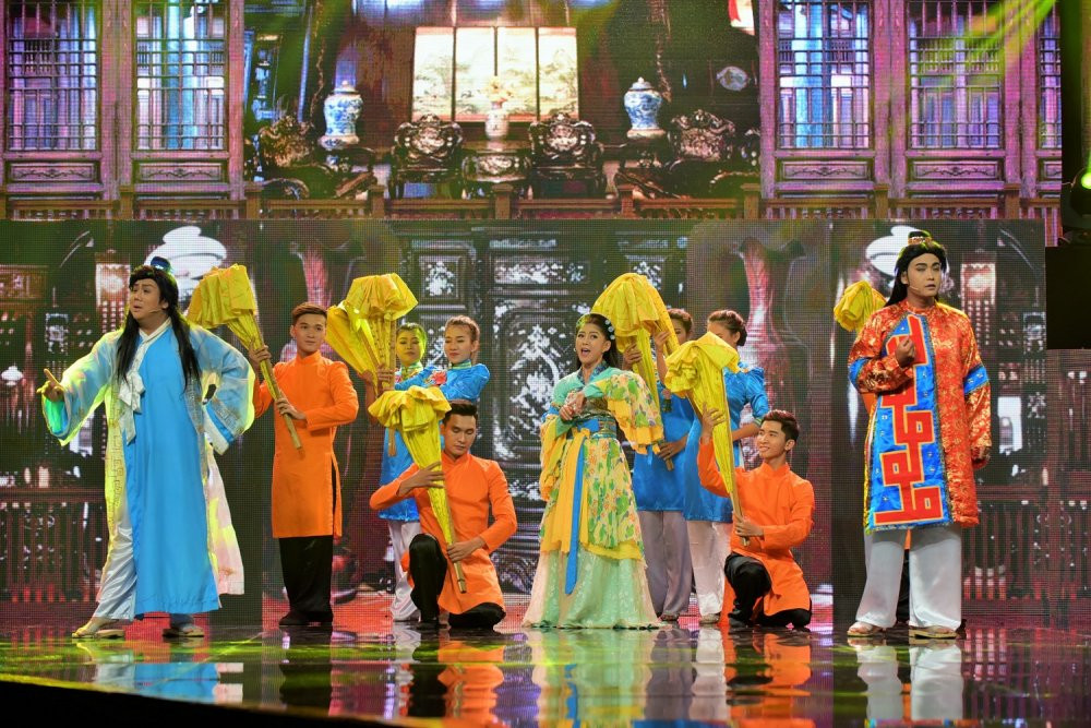 Hinh anh Hoài Linh phan ung ra sao khi bi Phi Nhung doi hon? 7