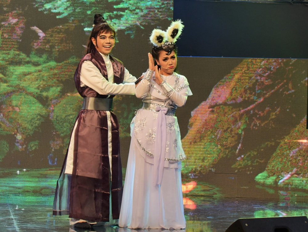 Hinh anh Hoài Linh phan ung ra sao khi bi Phi Nhung doi hon? 8