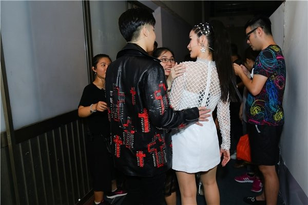 Hinh anh Mac tin don bat hoa, Noo Phuoc Thinh va Dong Nhi van than thiet the nay day 3