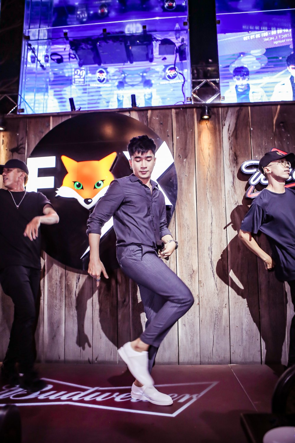 Hinh anh Chi Dan muot mo hoi van dien cuc sung tren san khau 8