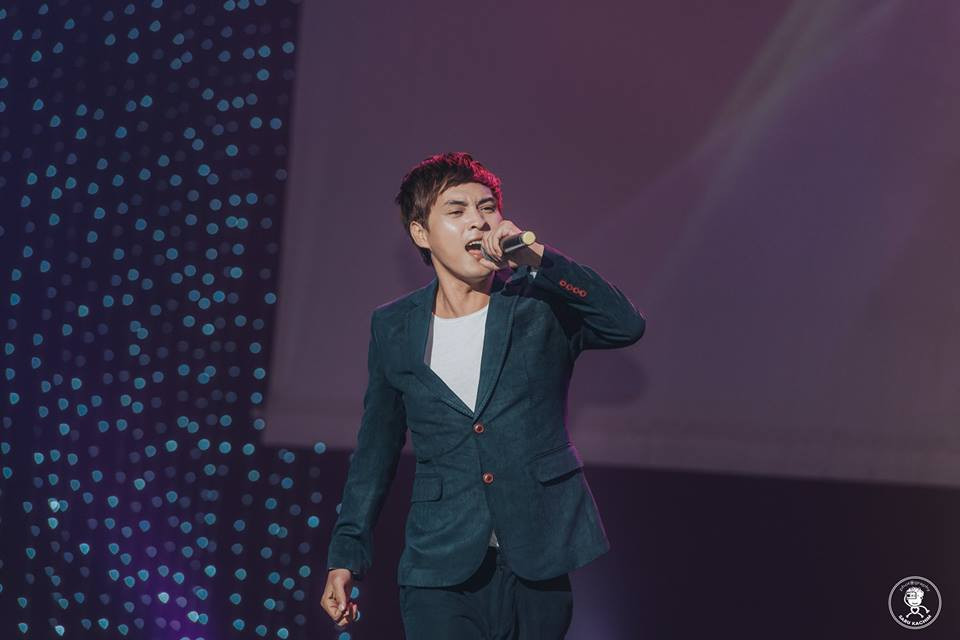 Hinh anh Khan gia nao loan khi Ho Quang Hieu xuong san khau giao luu