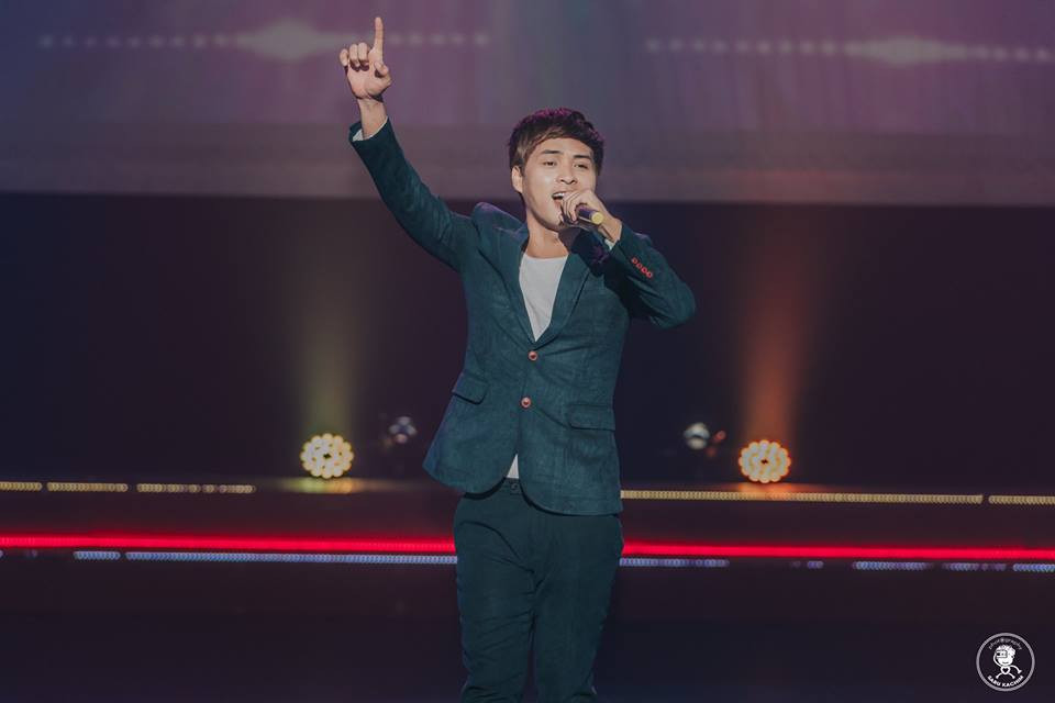 Hinh anh Khan gia nao loan khi Ho Quang Hieu xuong san khau giao luu