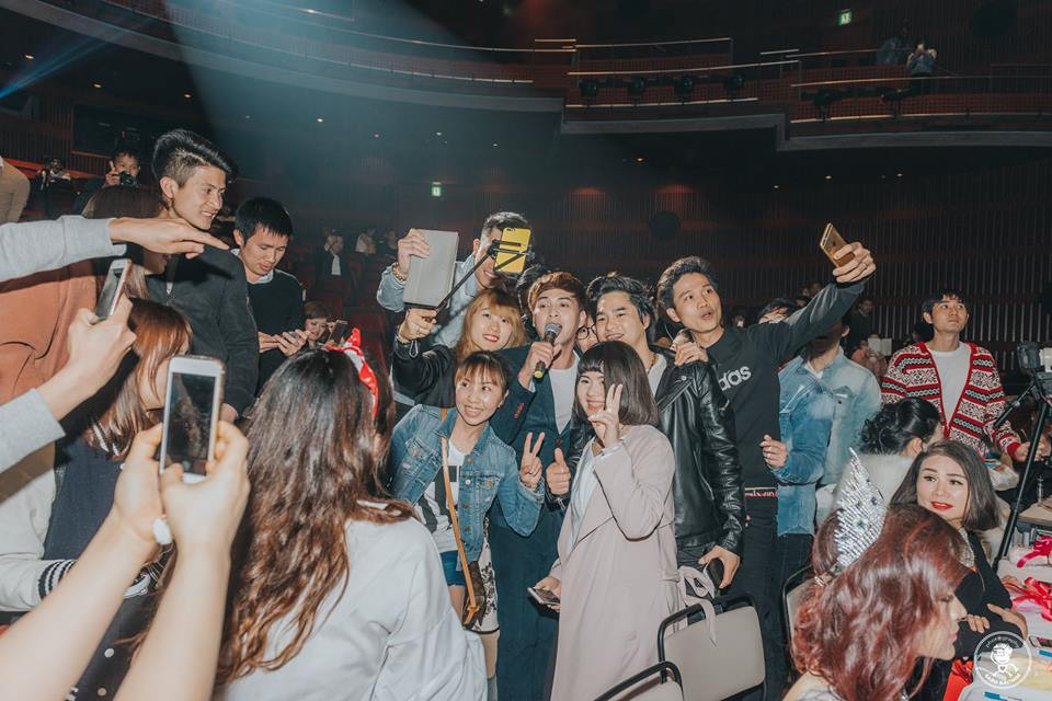 Hinh anh Khan gia nao loan khi Ho Quang Hieu xuong san khau giao luu 3