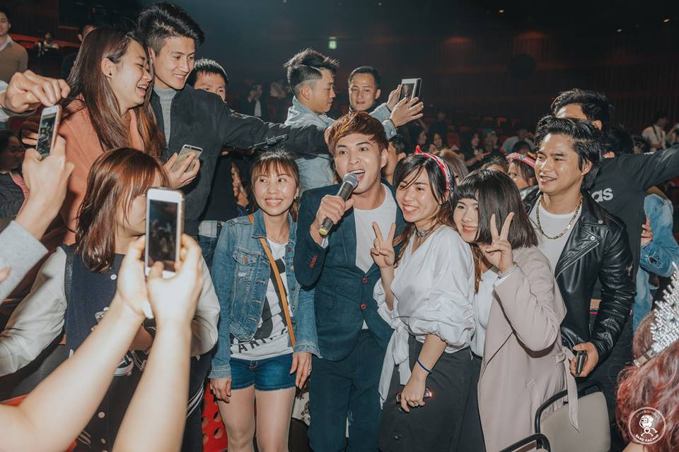 Hinh anh Khan gia nao loan khi Ho Quang Hieu xuong san khau giao luu 5