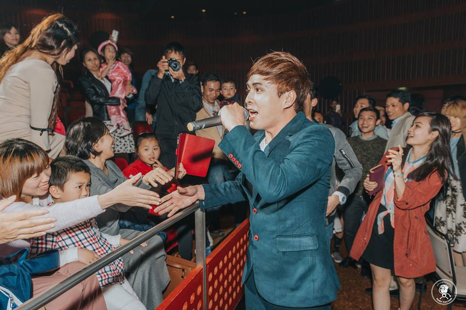 Hinh anh Khan gia nao loan khi Ho Quang Hieu xuong san khau giao luu 7