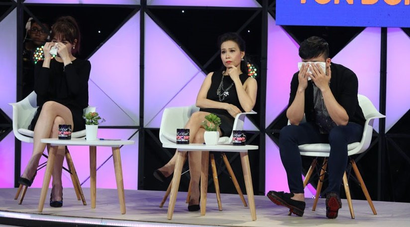 Hinh anh Vo chong Tran Thanh khoc nac vi nguoi dan ong hat cho ban than da mat