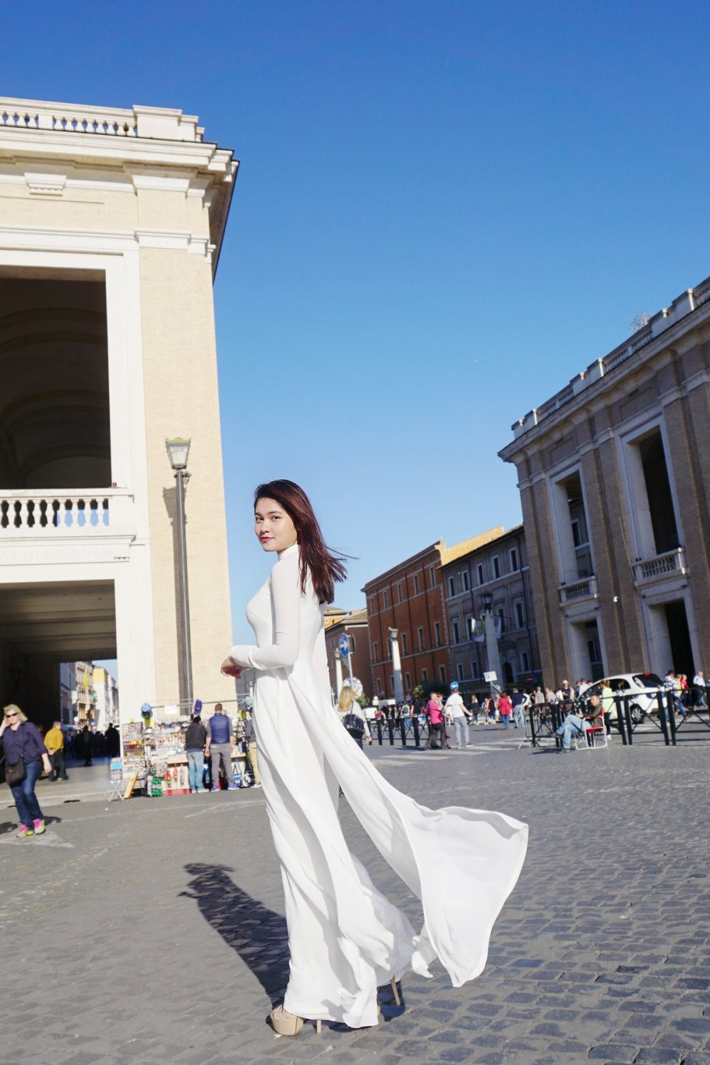Hinh anh A hau Thuy Dung dien ao dai tham quan toa thanh Vaticane
