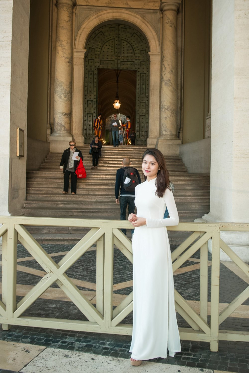 Hinh anh A hau Thuy Dung dien ao dai tham quan toa thanh Vaticane
