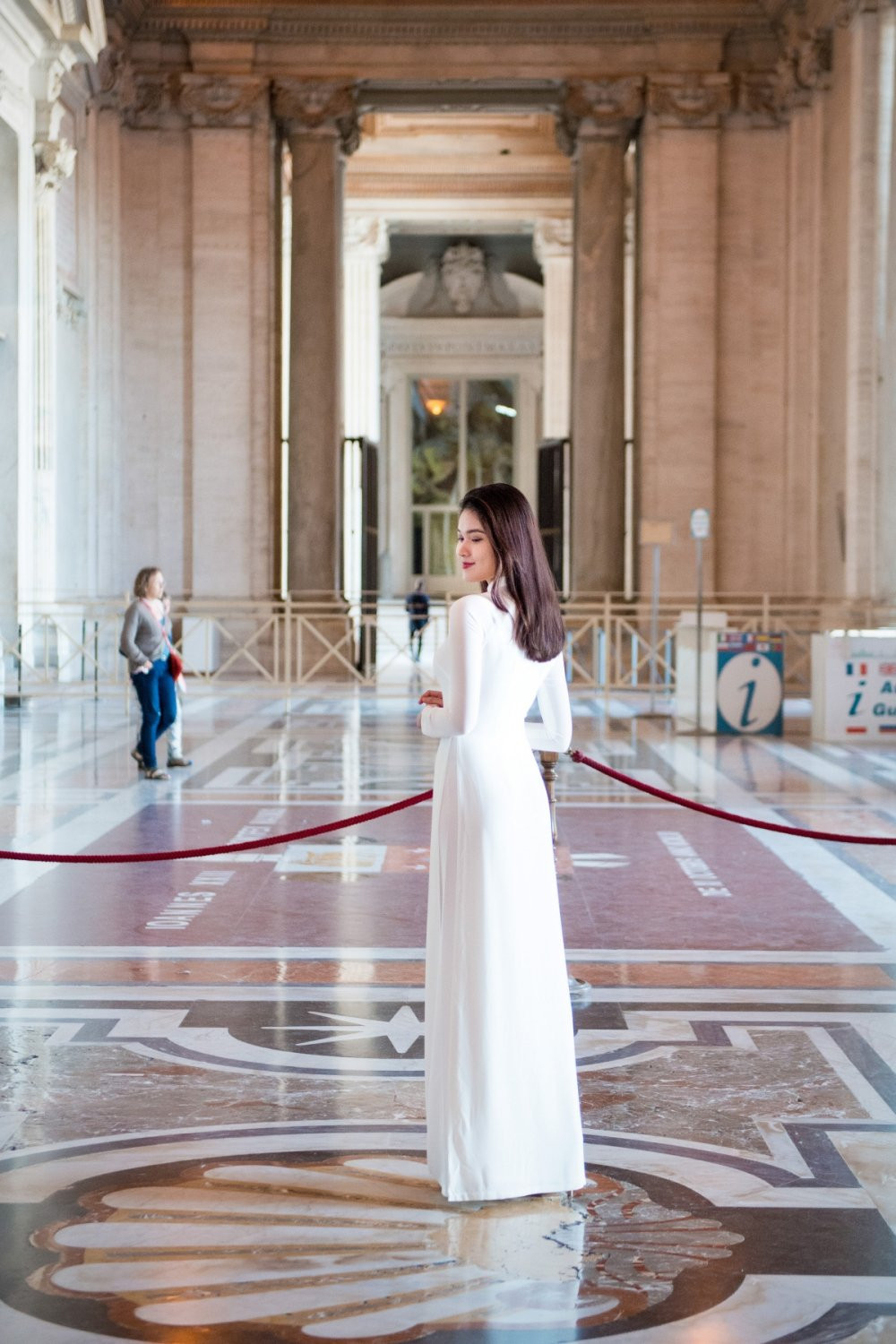 Hinh anh A hau Thuy Dung dien ao dai tham quan toa thanh Vaticane