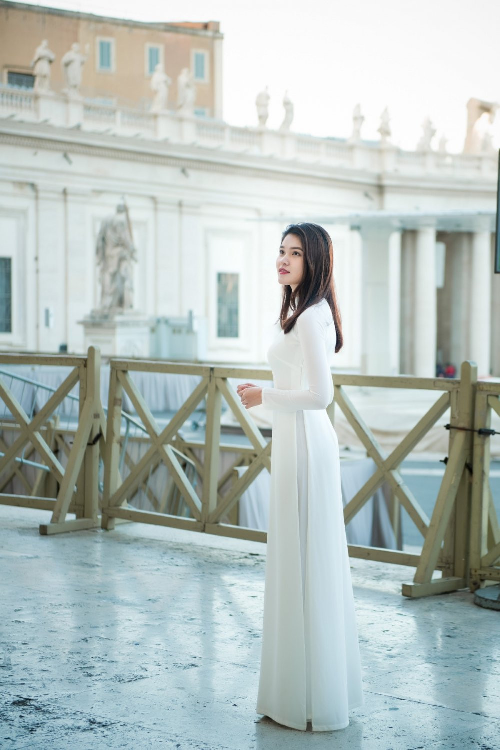 Hinh anh A hau Thuy Dung dien ao dai tham quan toa thanh Vaticane