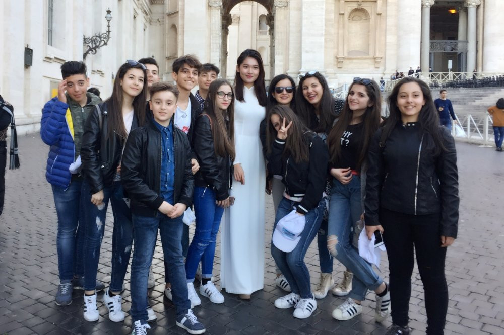 Hinh anh A hau Thuy Dung dien ao dai tham quan toa thanh Vaticane