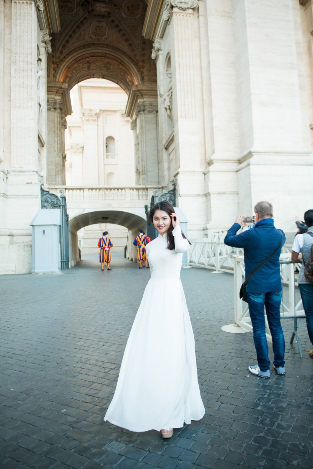 Hinh anh A hau Thuy Dung dien ao dai tham quan toa thanh Vaticane