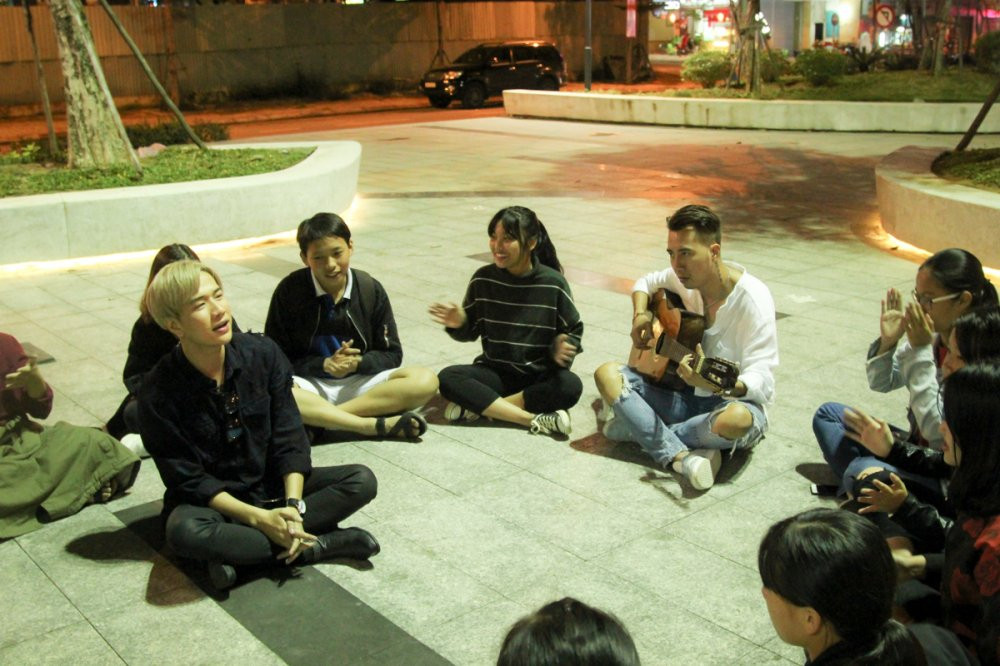 Hinh anh Thay tro Only C nhay du, luot ca no kham pha Da Nang