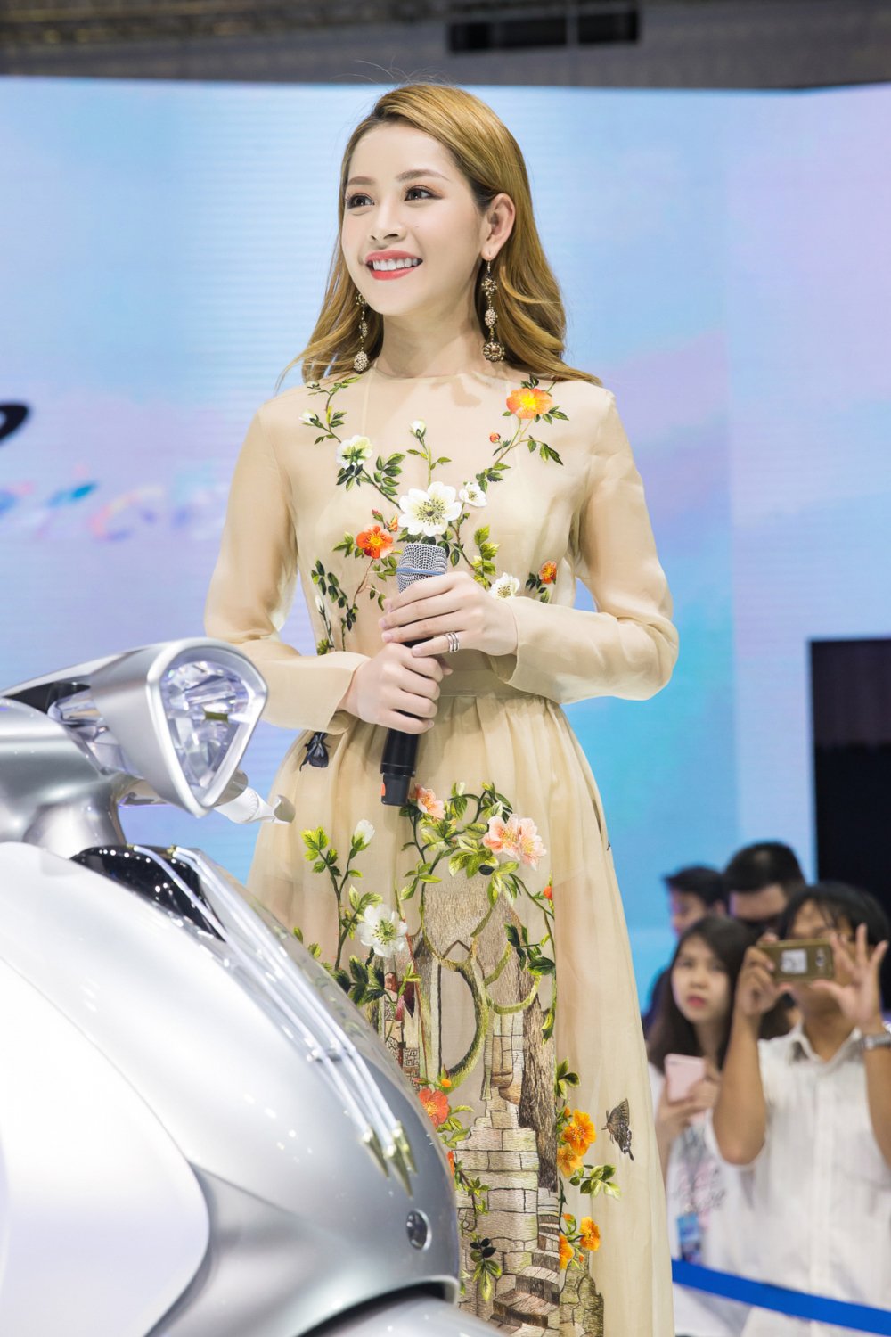 Hinh anh Chi Pu xuat hien diu dang, nu tinh lam vedette cho buoi dien thoi trang 5