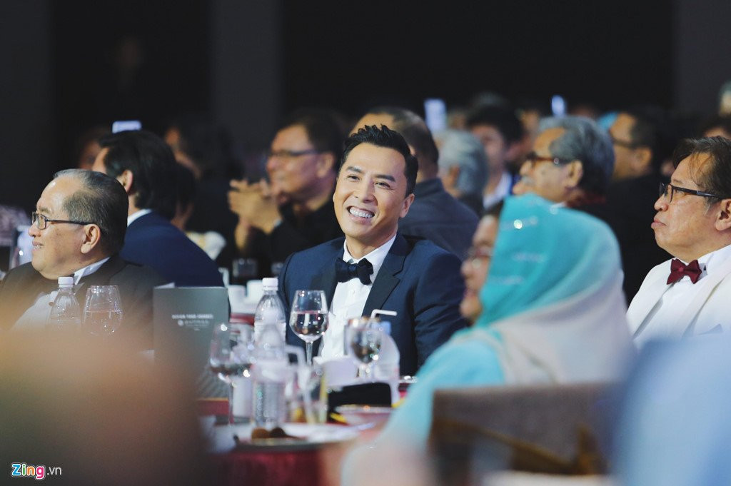 Giua tam bao, Chan Tu Dan sang Malaysia du tham do cung Hong Anh hinh anh 4