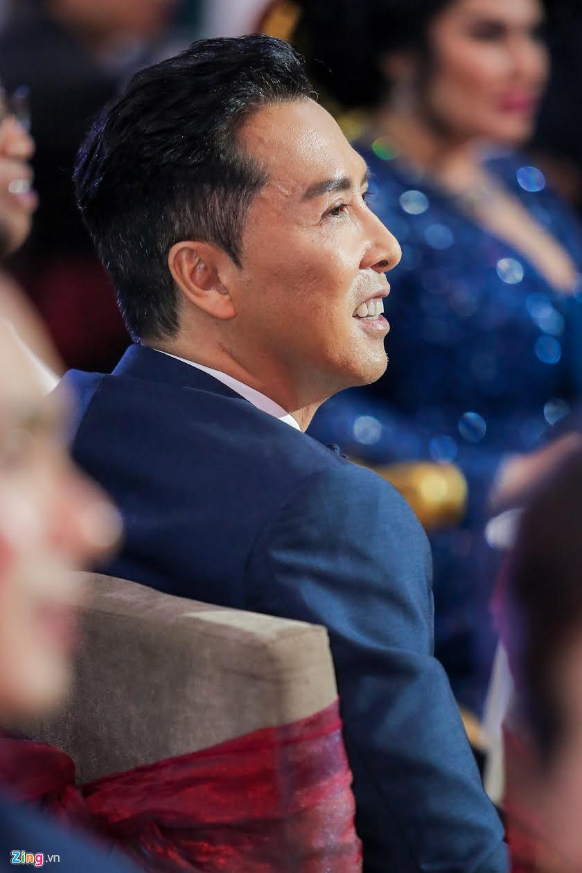 Giua tam bao, Chan Tu Dan sang Malaysia du tham do cung Hong Anh hinh anh 5