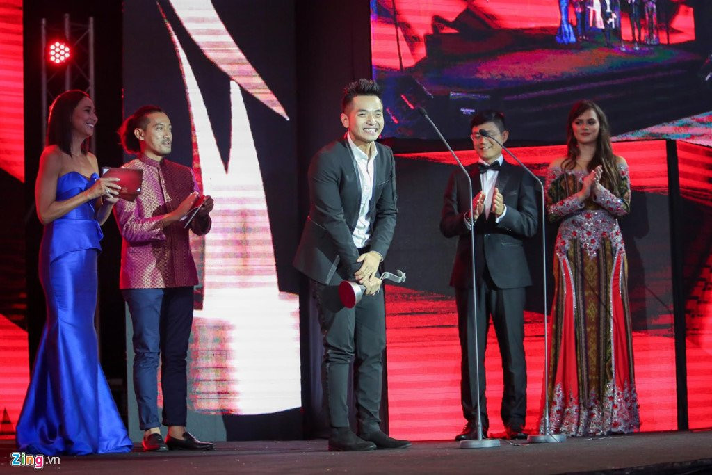 Giua tam bao, Chan Tu Dan sang Malaysia du tham do cung Hong Anh hinh anh 9