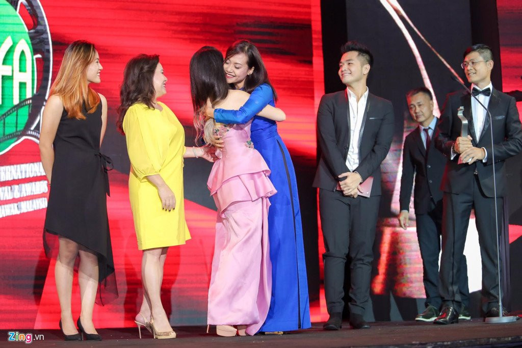 Giua tam bao, Chan Tu Dan sang Malaysia du tham do cung Hong Anh hinh anh 10