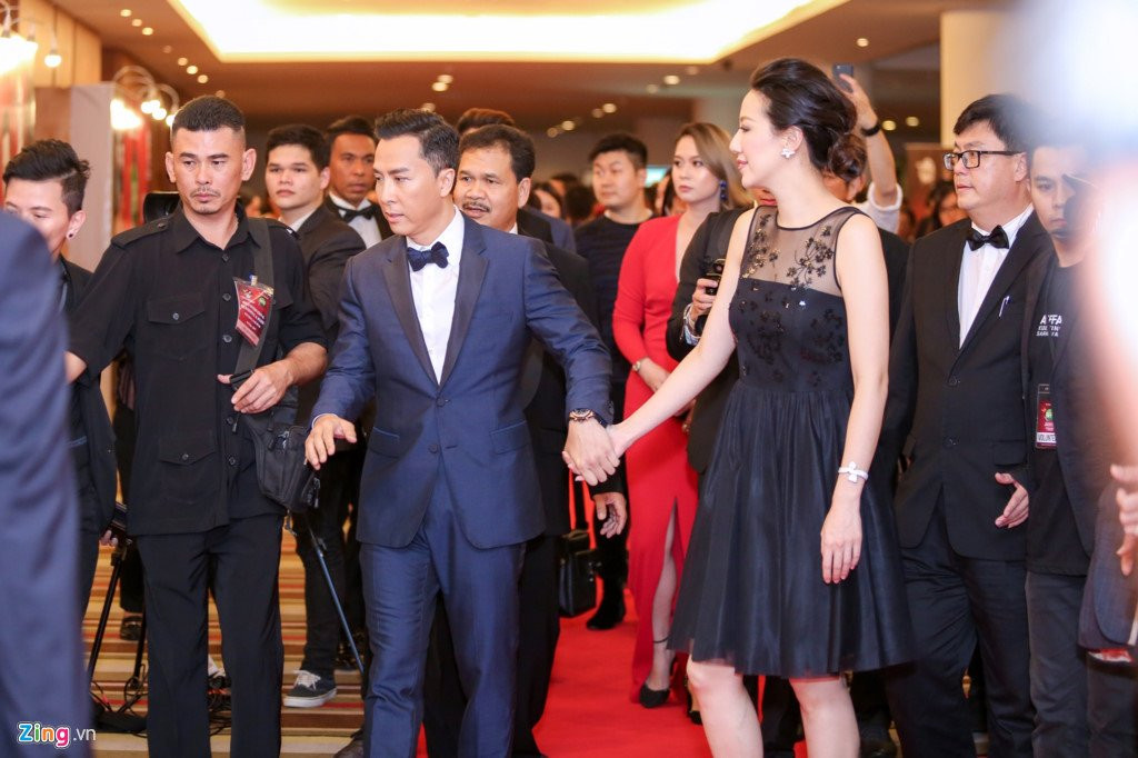 Giua tam bao, Chan Tu Dan sang Malaysia du tham do cung Hong Anh hinh anh 2