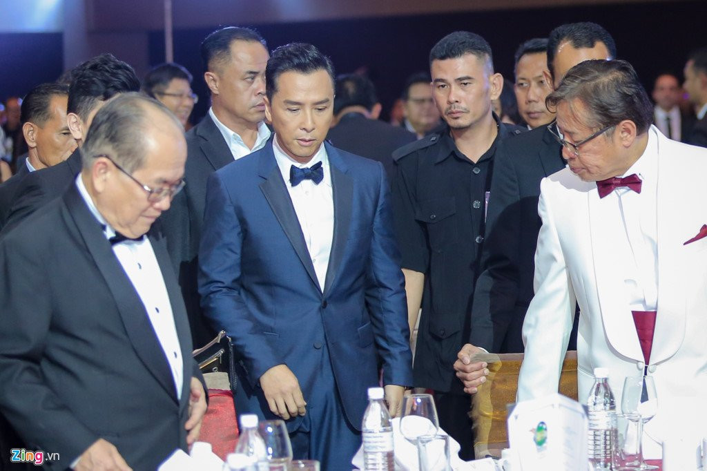 Giua tam bao, Chan Tu Dan sang Malaysia du tham do cung Hong Anh hinh anh 3