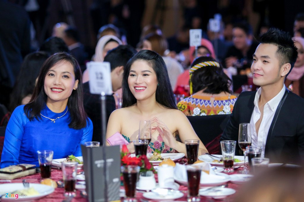 Giua tam bao, Chan Tu Dan sang Malaysia du tham do cung Hong Anh hinh anh 11