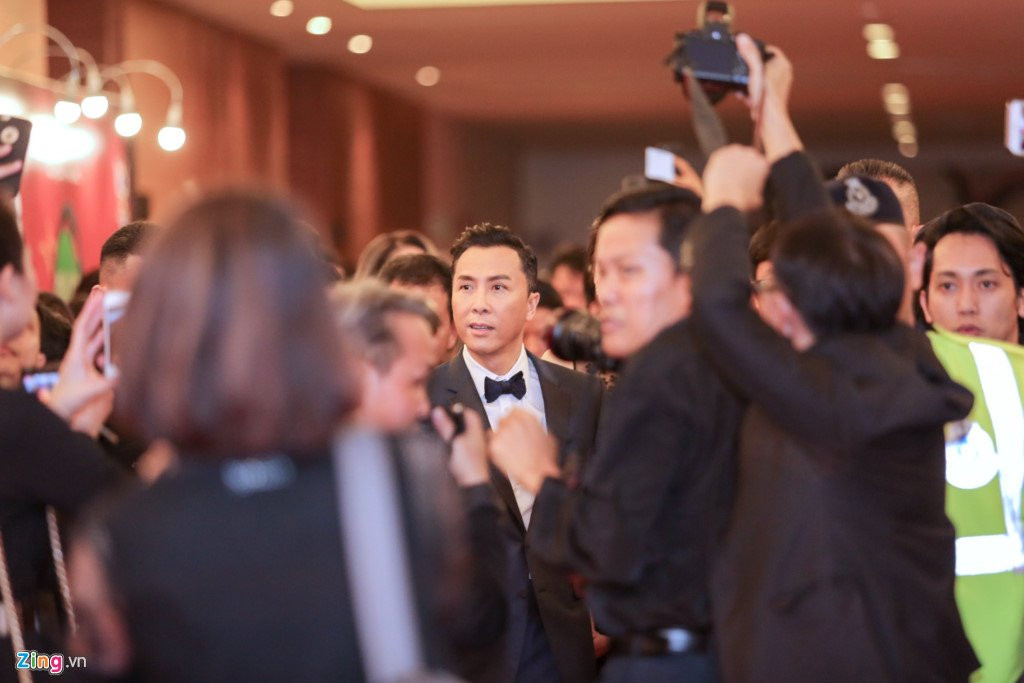 Giua tam bao, Chan Tu Dan sang Malaysia du tham do cung Hong Anh hinh anh 1