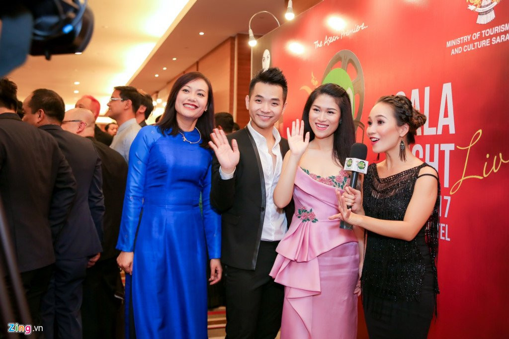 Giua tam bao, Chan Tu Dan sang Malaysia du tham do cung Hong Anh hinh anh 8