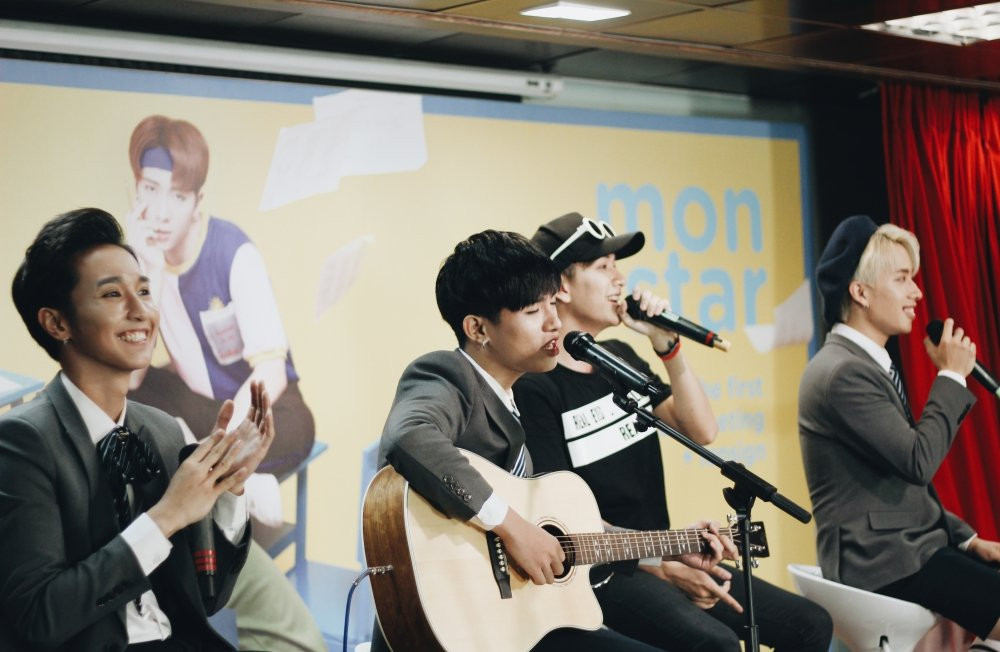 Hinh anh Monstar hanh phuc giua hang tram khan gia trong lan hop fan dau tien