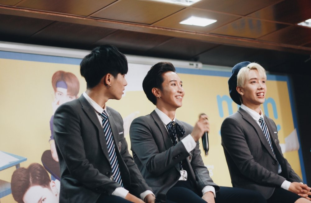 Hinh anh Monstar hanh phuc giua hang tram khan gia trong lan hop fan dau tien