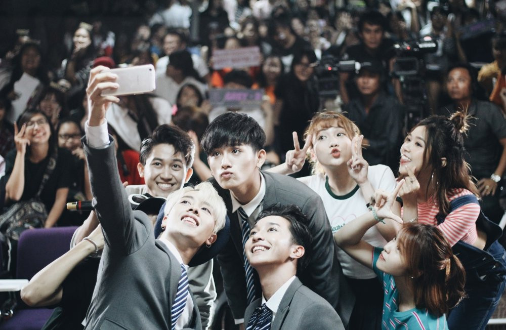 Hinh anh Monstar hanh phuc giua hang tram khan gia trong lan hop fan dau tien 4