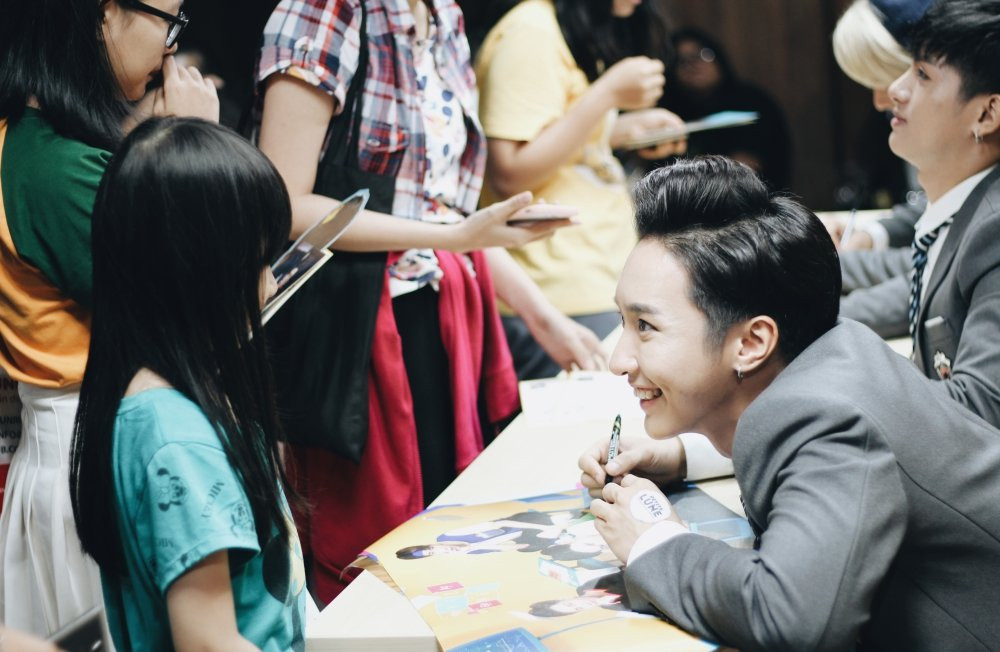 Hinh anh Monstar hanh phuc giua hang tram khan gia trong lan hop fan dau tien 8