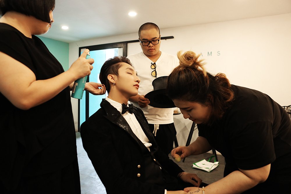 Hinh anh Lam viec lien tuc hon 18 tieng dong ho, Son Tung M-TP van soi noi treu dua 3