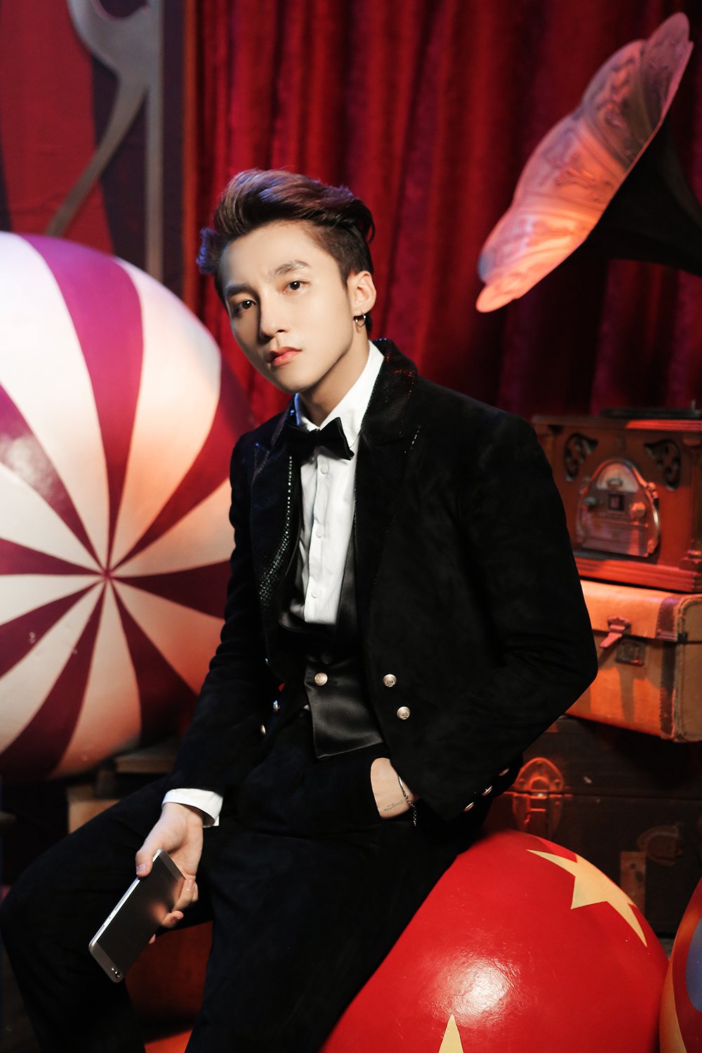 Hinh anh Lam viec lien tuc hon 18 tieng dong ho, Son Tung M-TP van soi noi treu dua 7