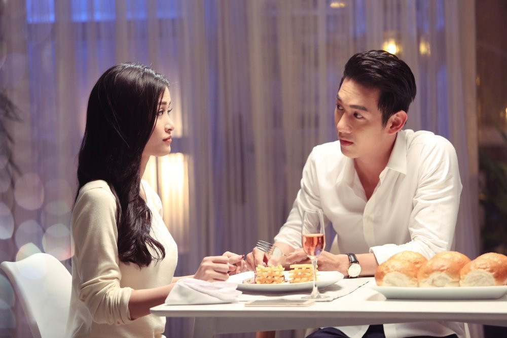 Hinh anh ‘Chan’ xuat hien ben canh Dong Nhi, Ong Cao Thang ‘mai moi’ trai dep cho ban gai? 3