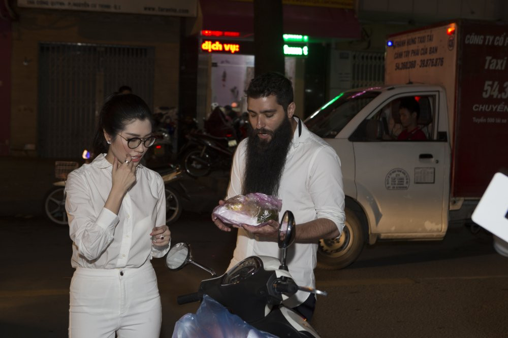 Hinh anh Dao dien ‘Kong: Skull Island’ dien trang phuc gian di phat com tu thien