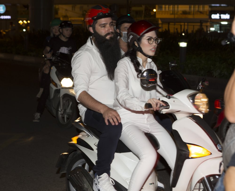 Hinh anh Dao dien ‘Kong: Skull Island’ dien trang phuc gian di phat com tu thien 3