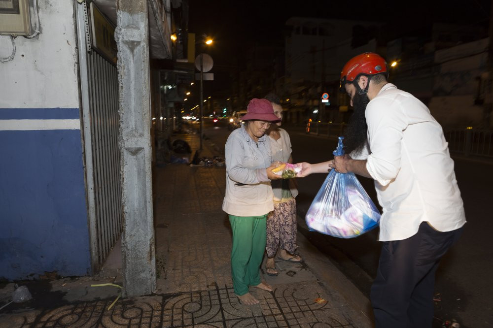 Hinh anh Dao dien ‘Kong: Skull Island’ dien trang phuc gian di phat com tu thien 5