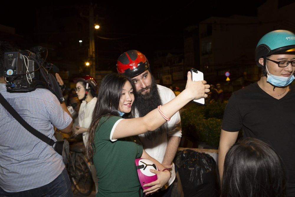 Hinh anh Dao dien ‘Kong: Skull Island’ dien trang phuc gian di phat com tu thien 7