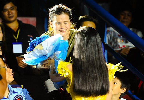 Hinh anh Dong Nhi, Duong Trieu Vu tri an ngay cua me