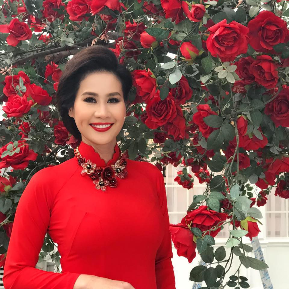 Hinh anh Nghe si Viet buc xuc voi cach hanh xu vo van hoa cua Huong Giang Idol